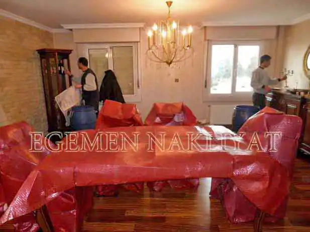 Yemek Masası ve Sandalyelerinin Ambalajlanarak Taşıma Sırasında Hasar Görmesi Engellenmektedir.